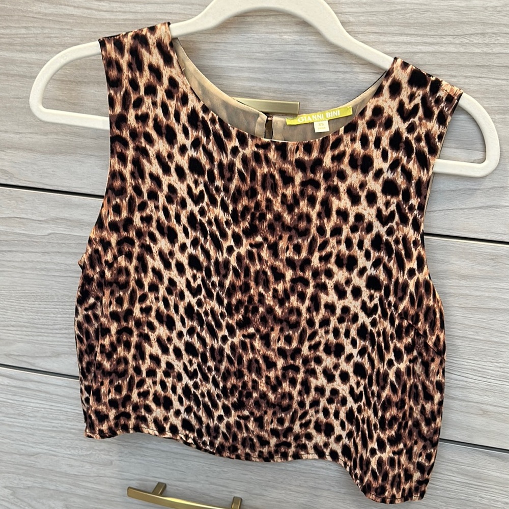 Gianni Bini Leopard crop top